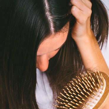 Haarpflege für Frauen: Faktoren, die Haarausfall bei Frauen beeinflussen – und wie man die Haargesundheit stärkt