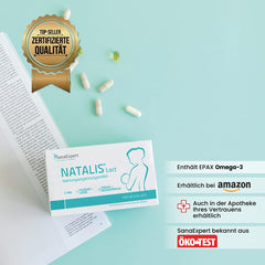 Packung Natalis Lact neben einem Qualitätssiegel und offenen Kapseln mit EPAX Omega-3, platziert auf einem helltürkisen Hintergrund.