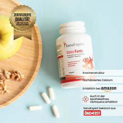 SanaExpert Osteo Forte neben einem Qualitätssiegel, das auf über 100.000 zufriedene Kunden hinweist, auf einer Holzplatte mit Äpfeln und Walnüssen arrangiert.